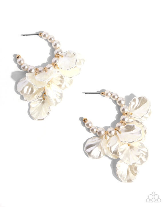 Paparazzi Earring - Frilly Feature - Gold
